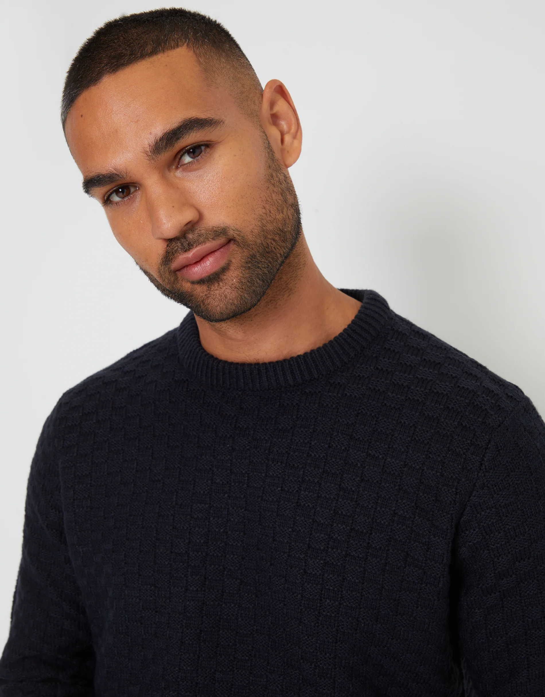 Knitted Crew Neck Jumper in Navy - Image 4