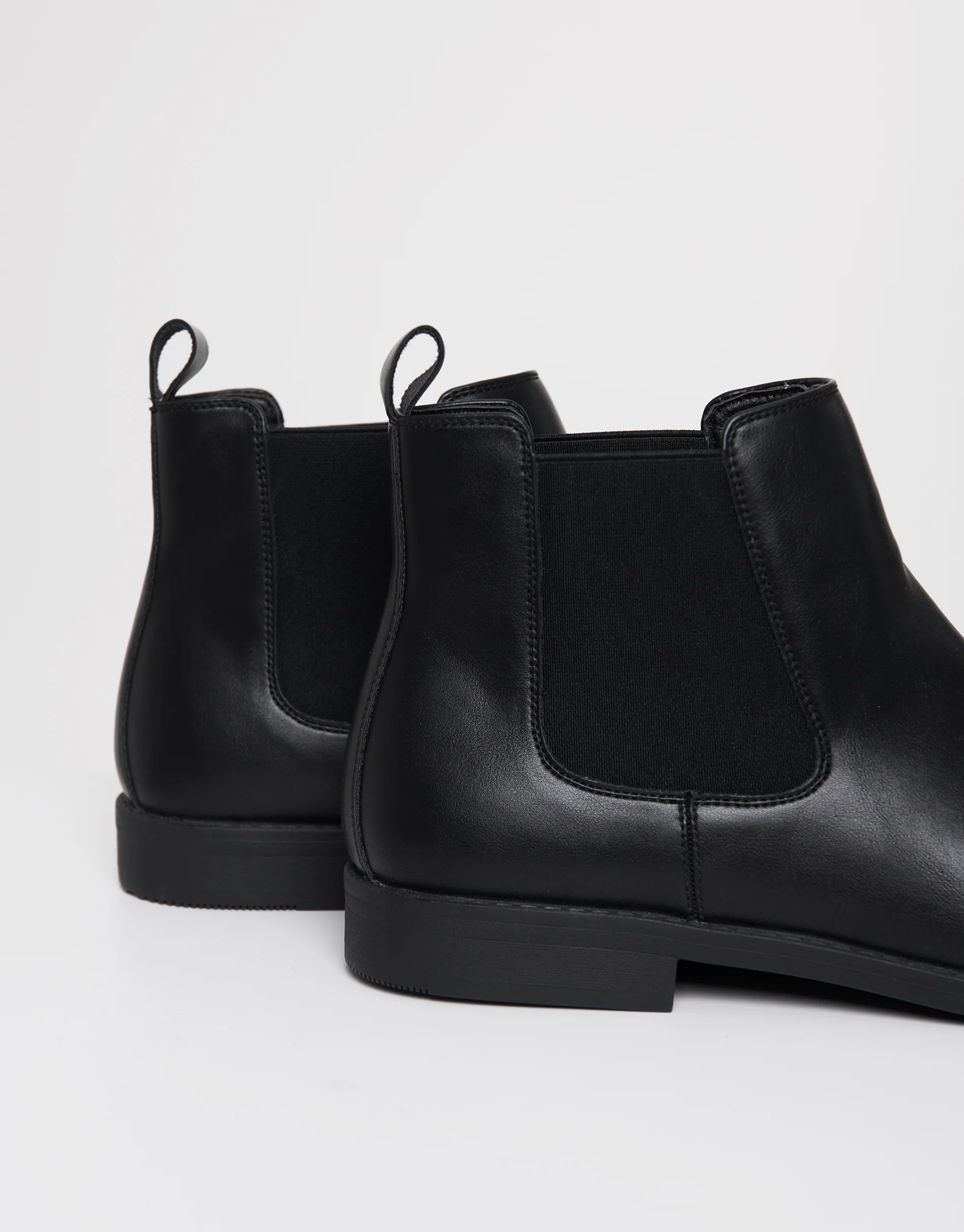 Chelsea Boots in Black - Image 4