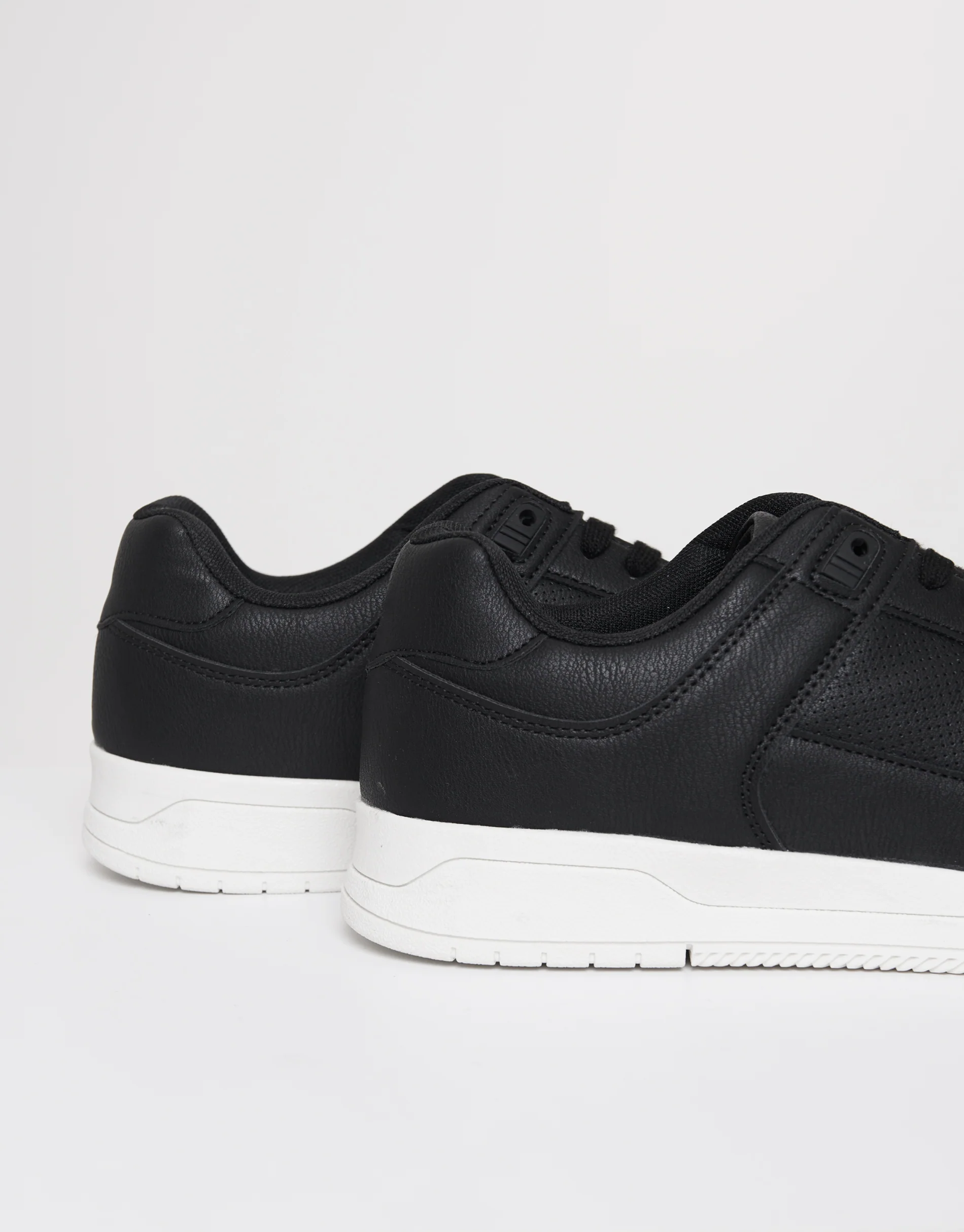 Court Trainers in Black - Image 4