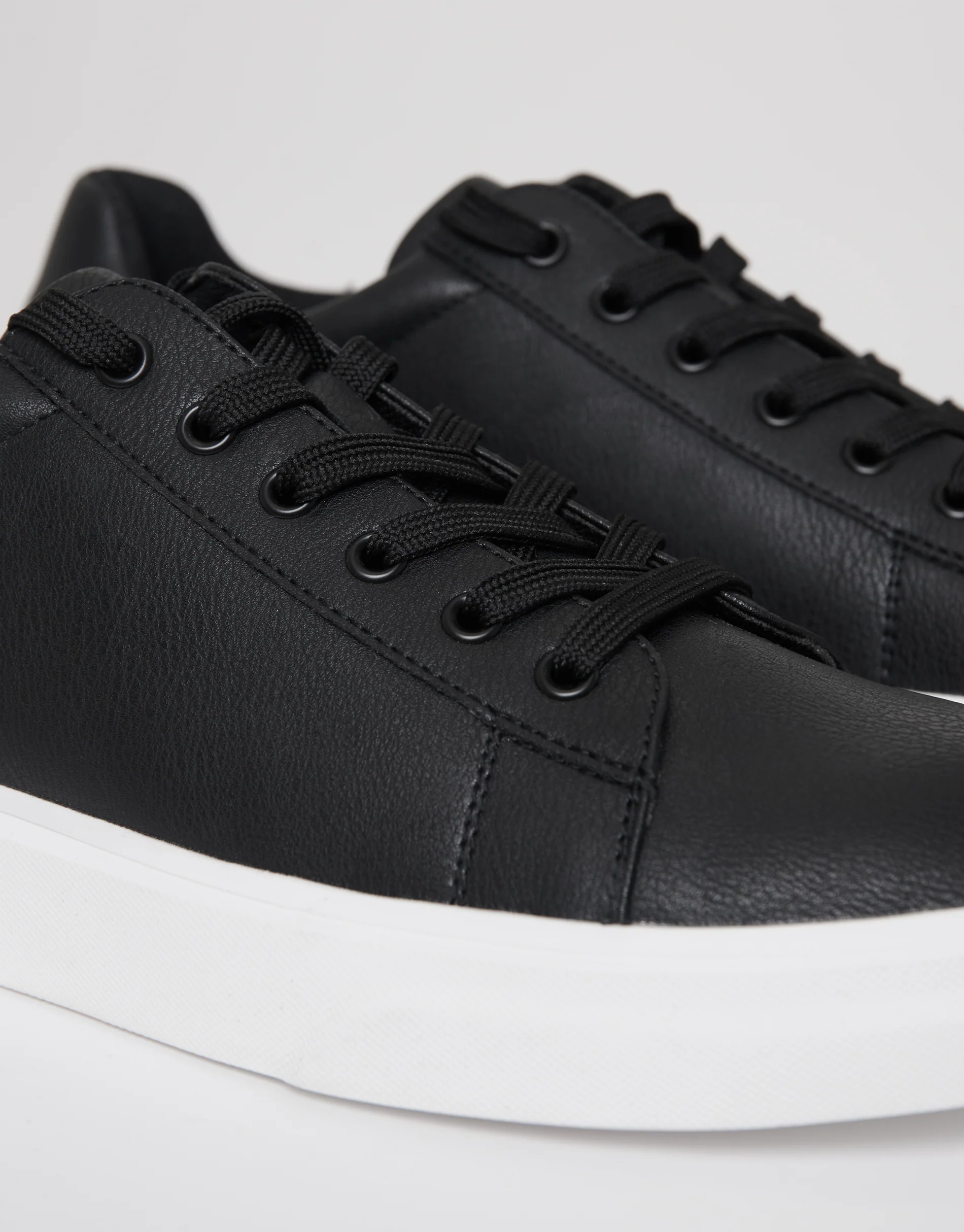 Court Trainers in Black - Image 3