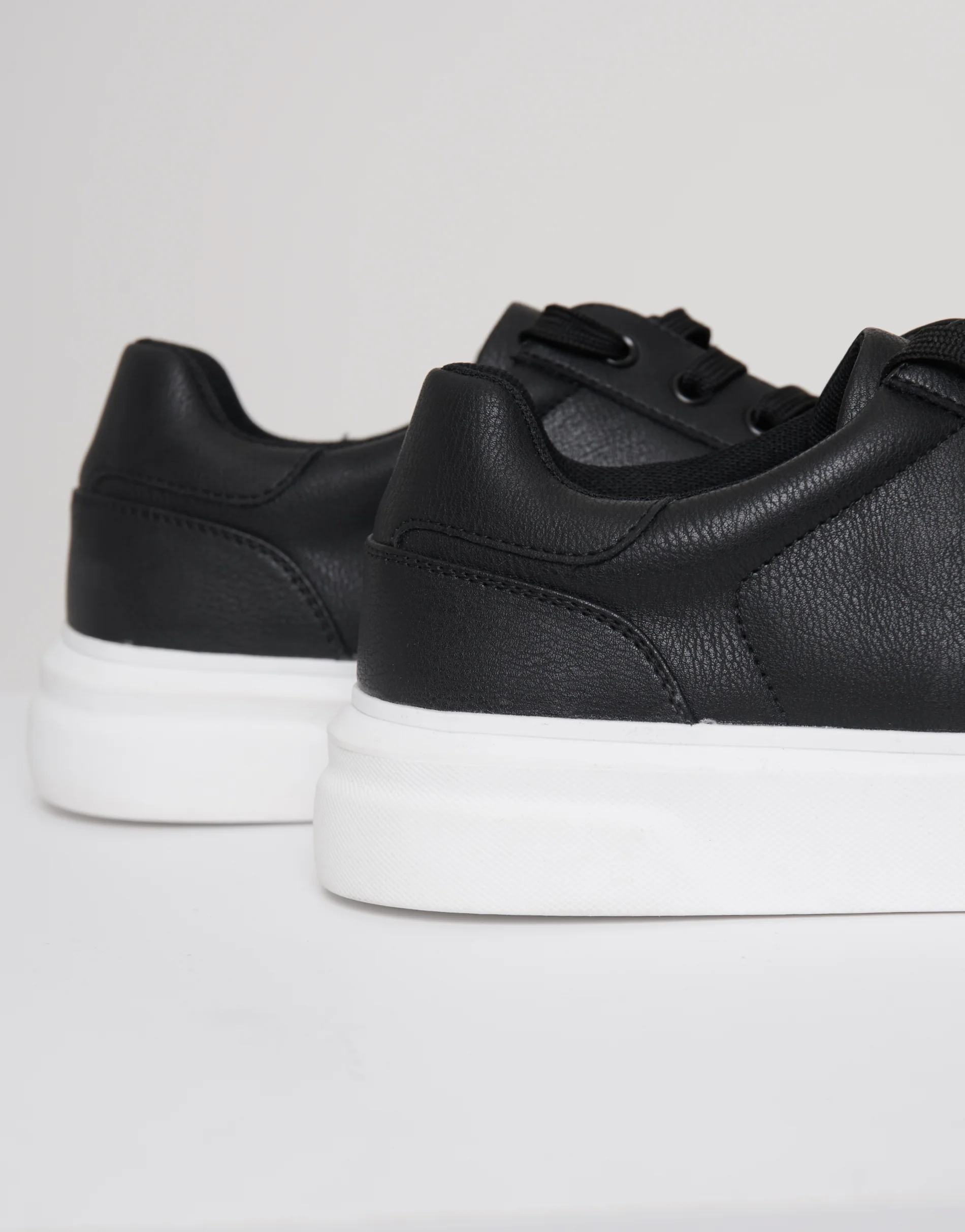 Court Trainers in Black - Image 4