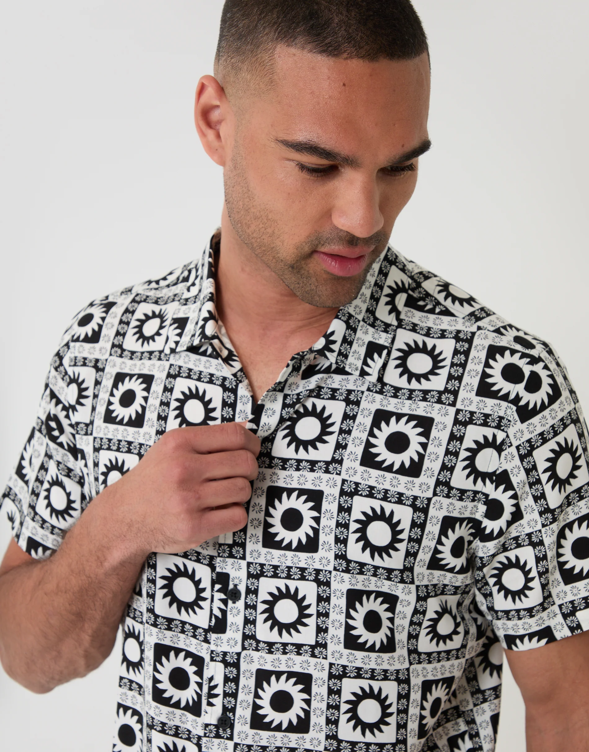 Geometric Sun Print Short Sleeve Shirt in Black - Image 4