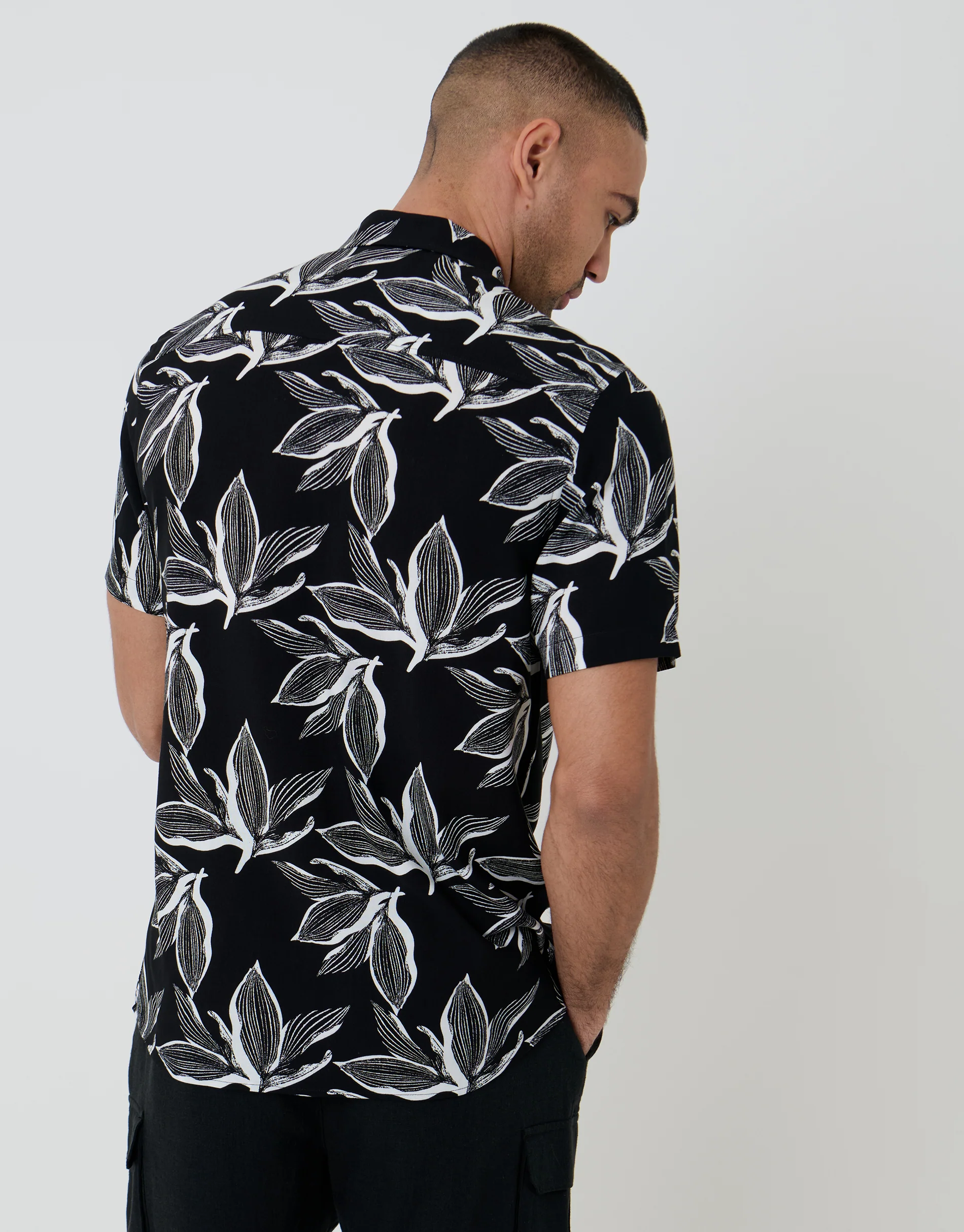 Leaf Print Short Sleeve Shirt in Black - Image 2