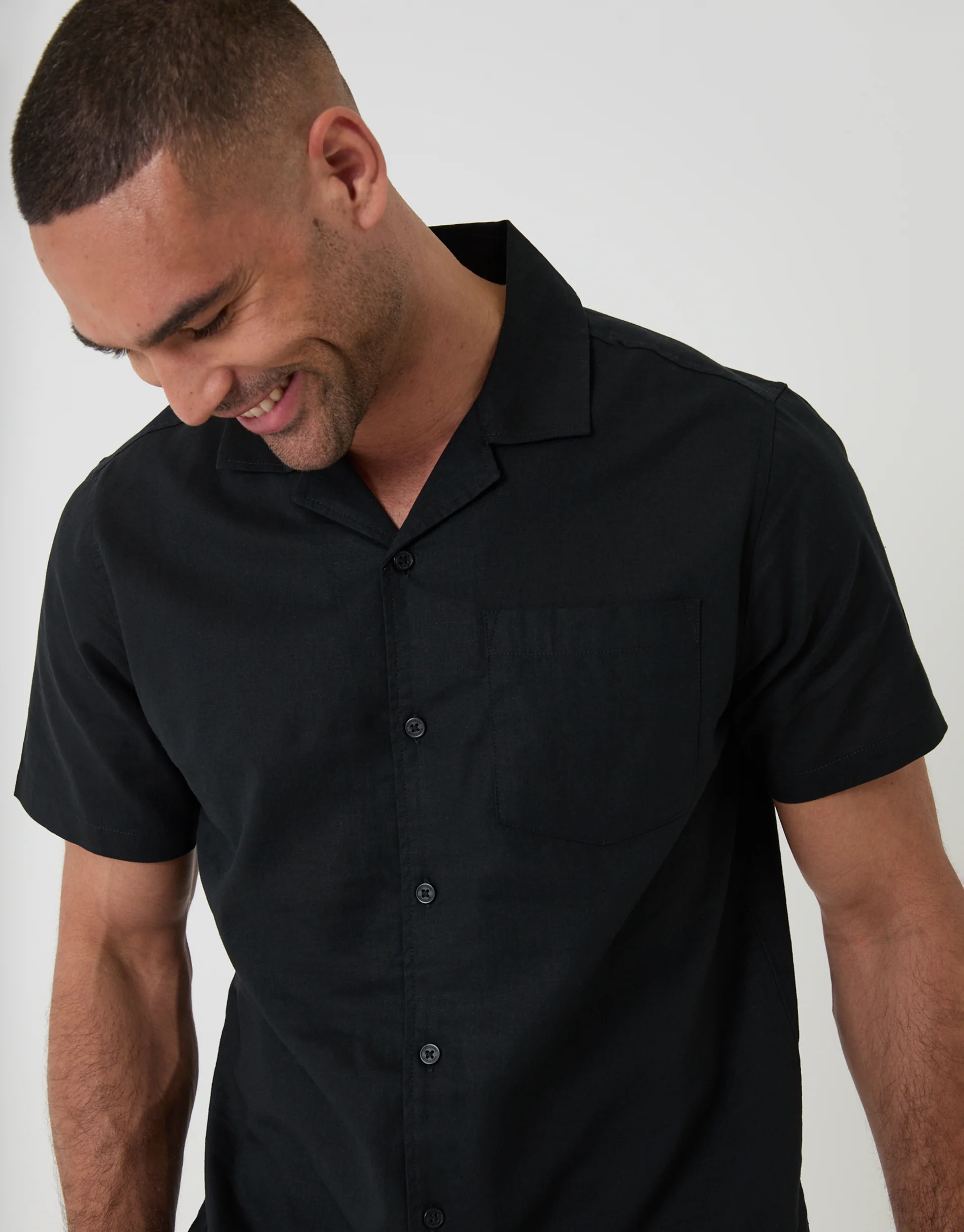 Linen Cotton Blend Short Sleeve Shirt in Black - Image 4