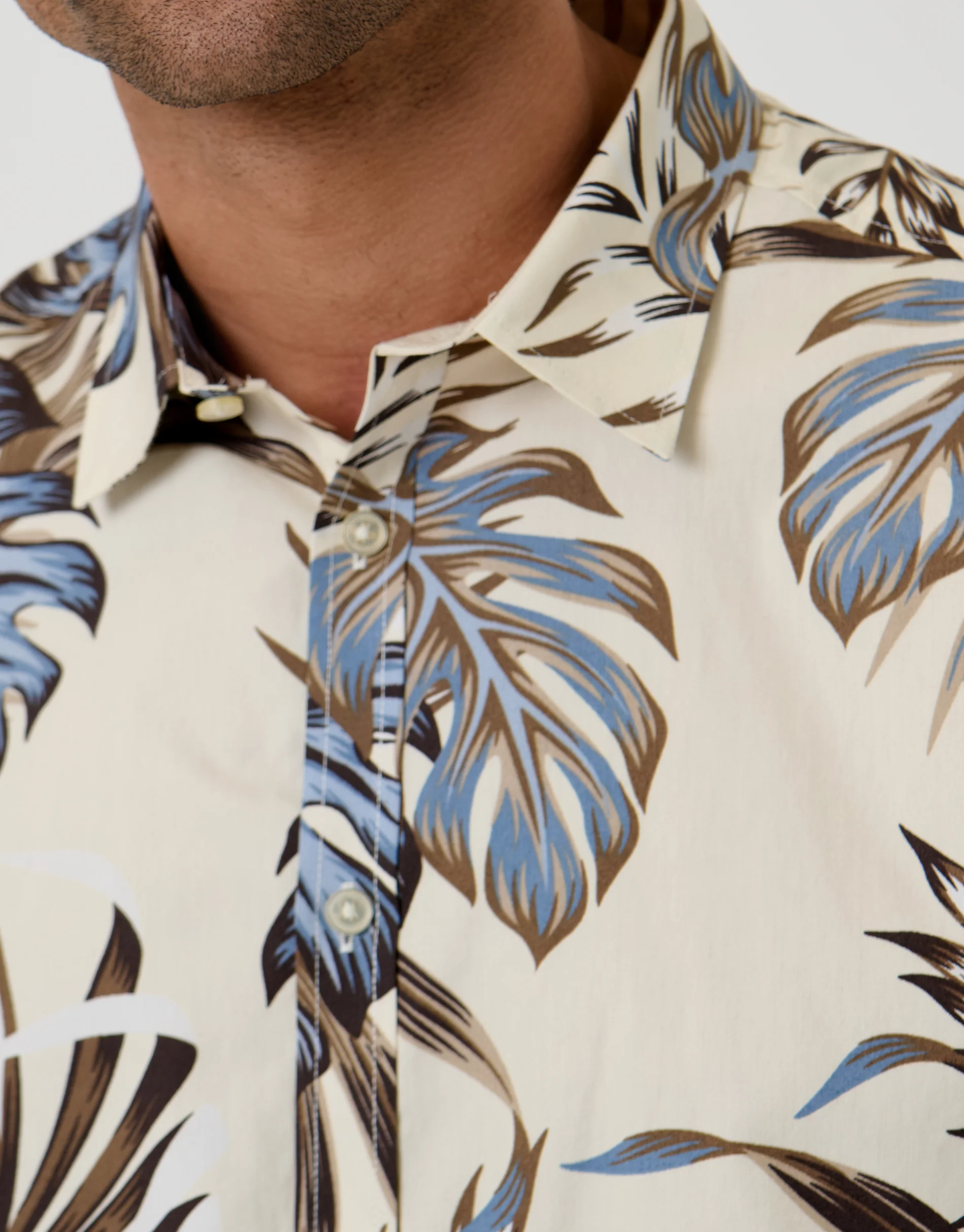 Leaf Print Cotton Poplin Short Sleeve Shirt in Ecru - Image 5