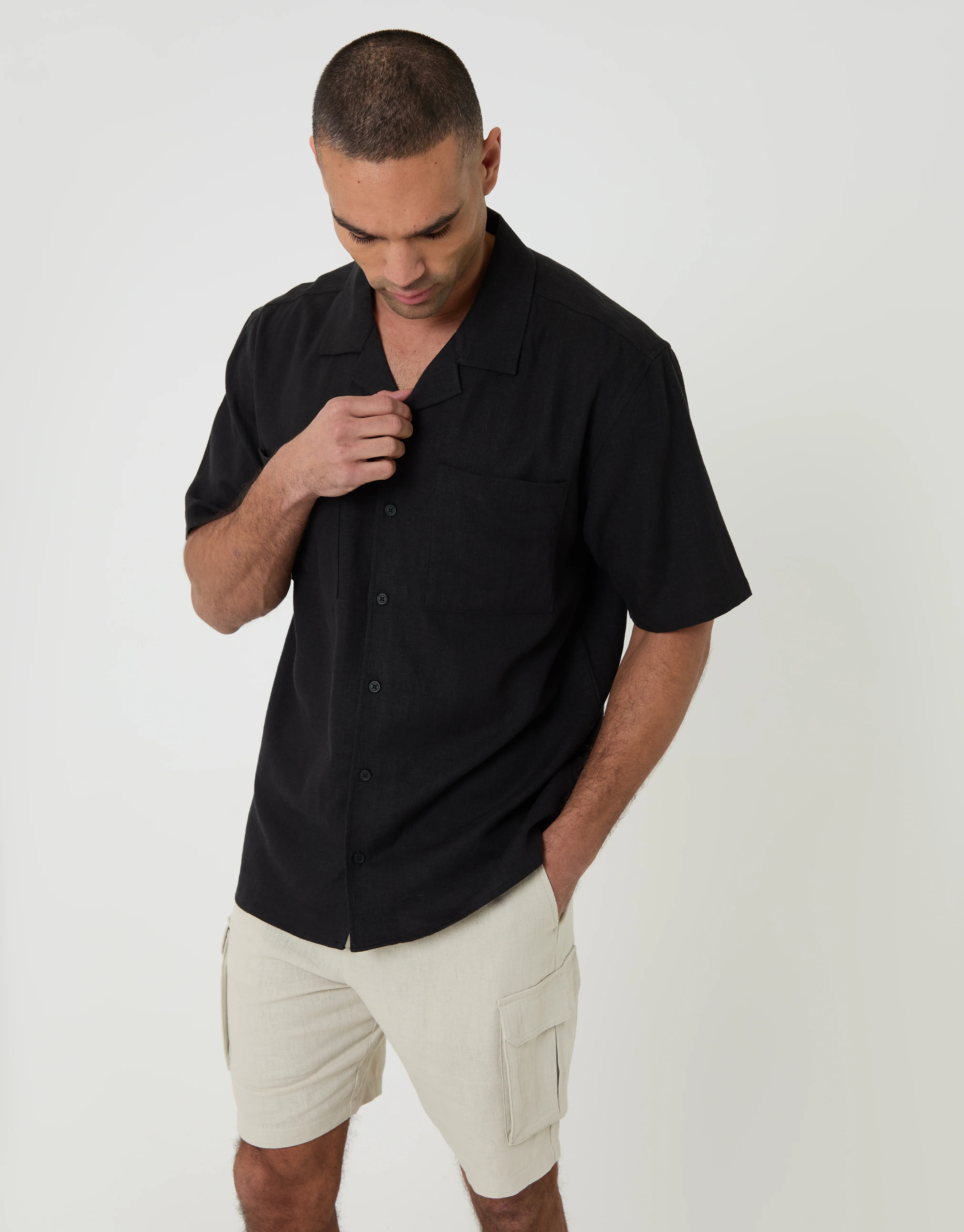 Linen Blend Cargo Shorts in Light Stone