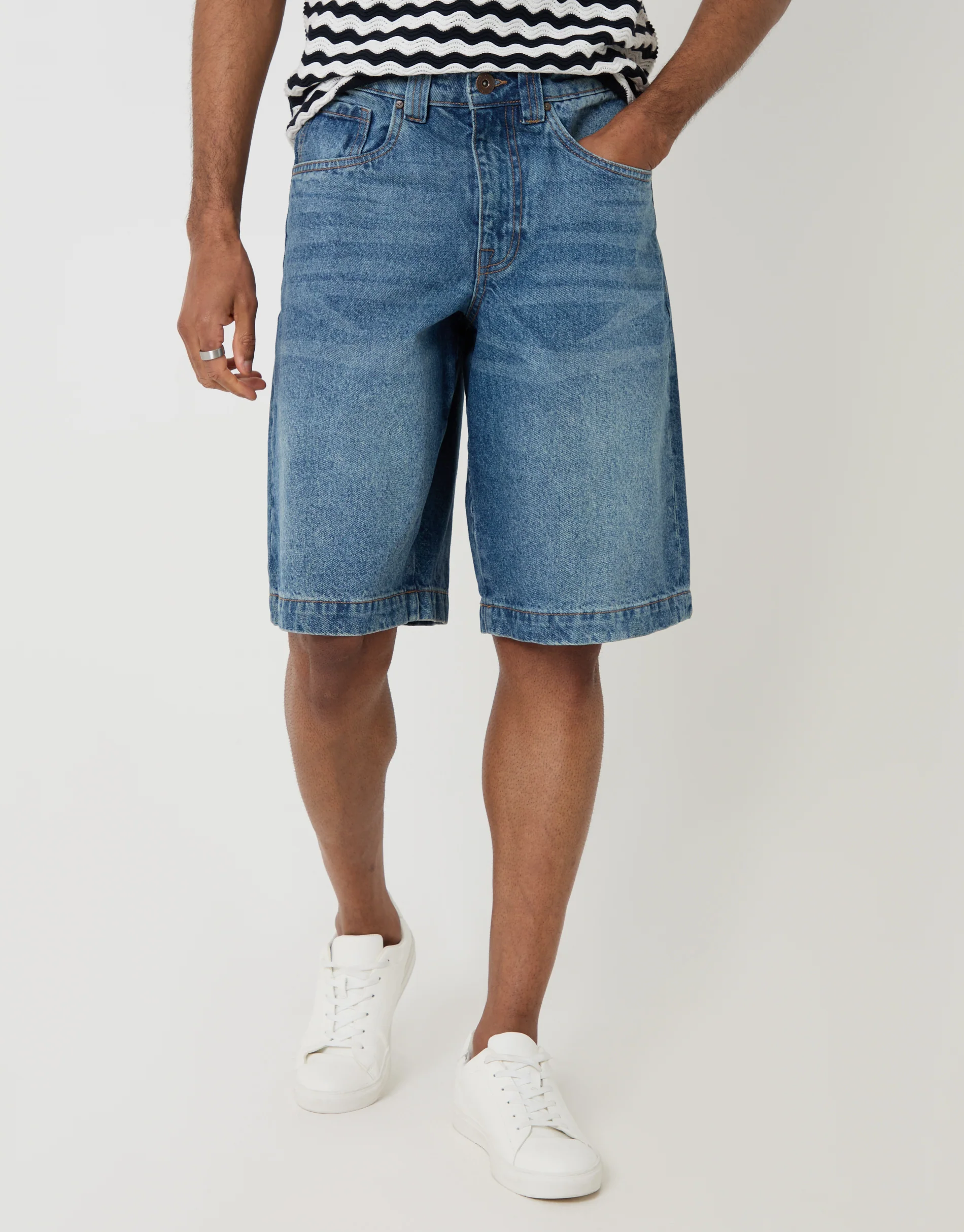 Baggy Fit Denim Shorts in Mid Wash - Image 3