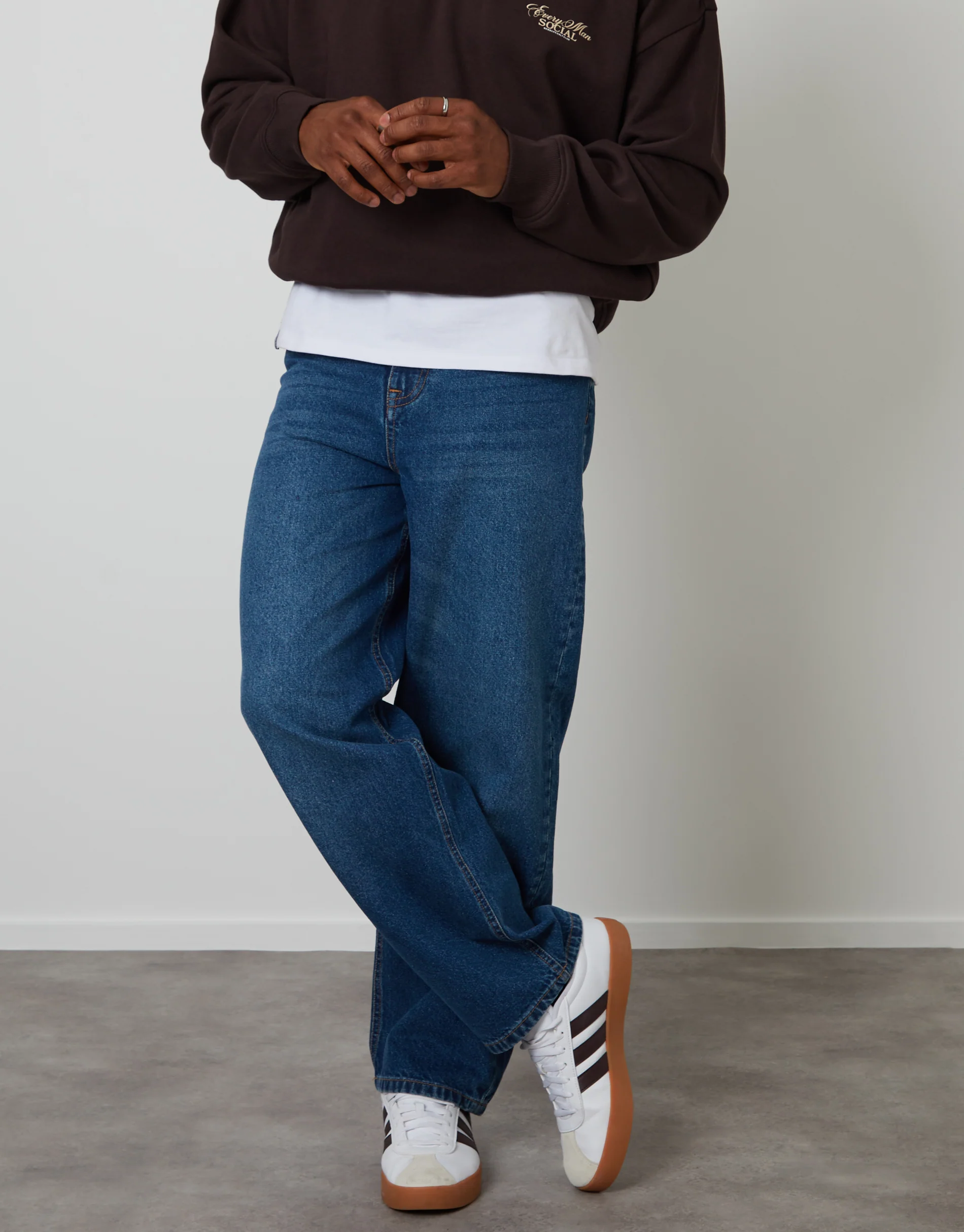 Baggy Fit Jeans in Mid Wash - Image 2