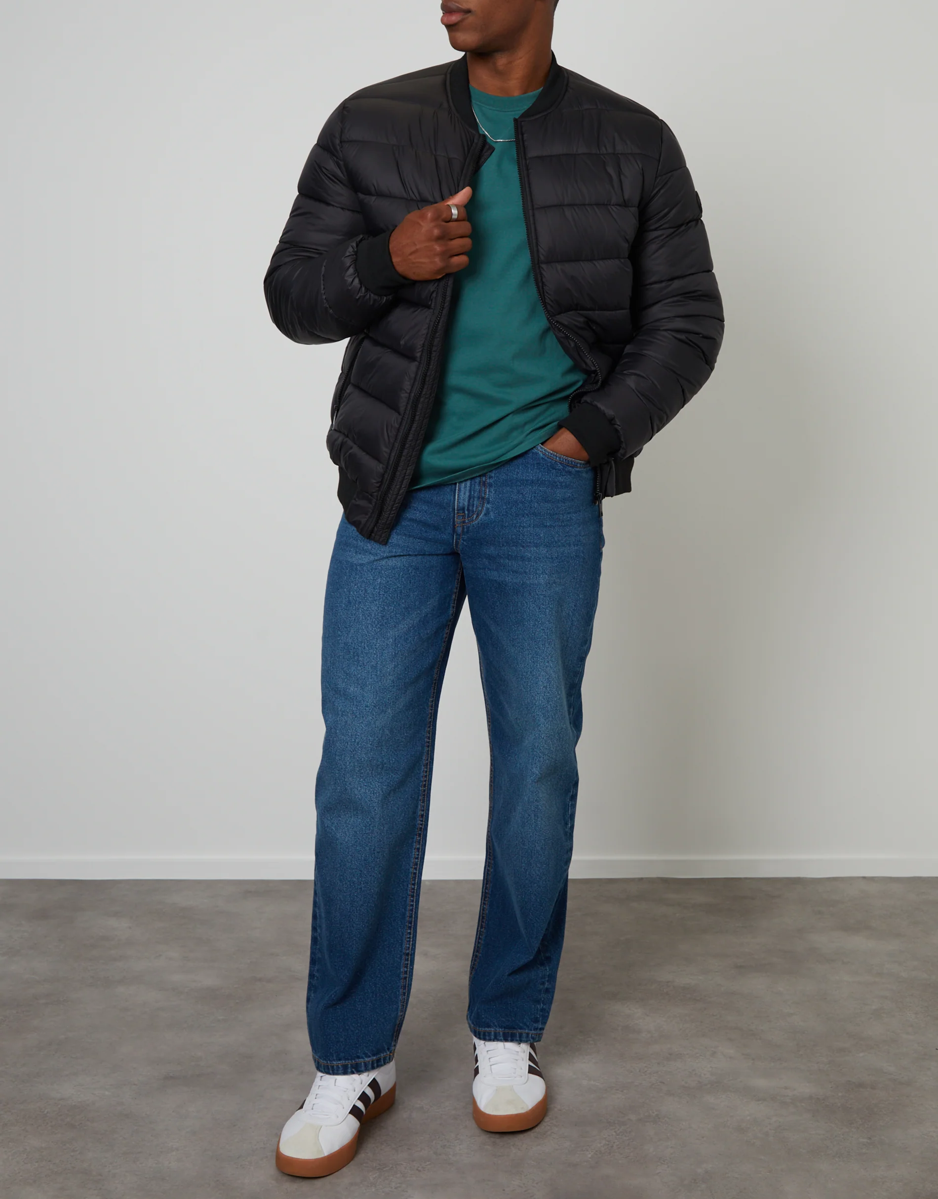 Loose Fit Jeans in Mid Wash - Image 2