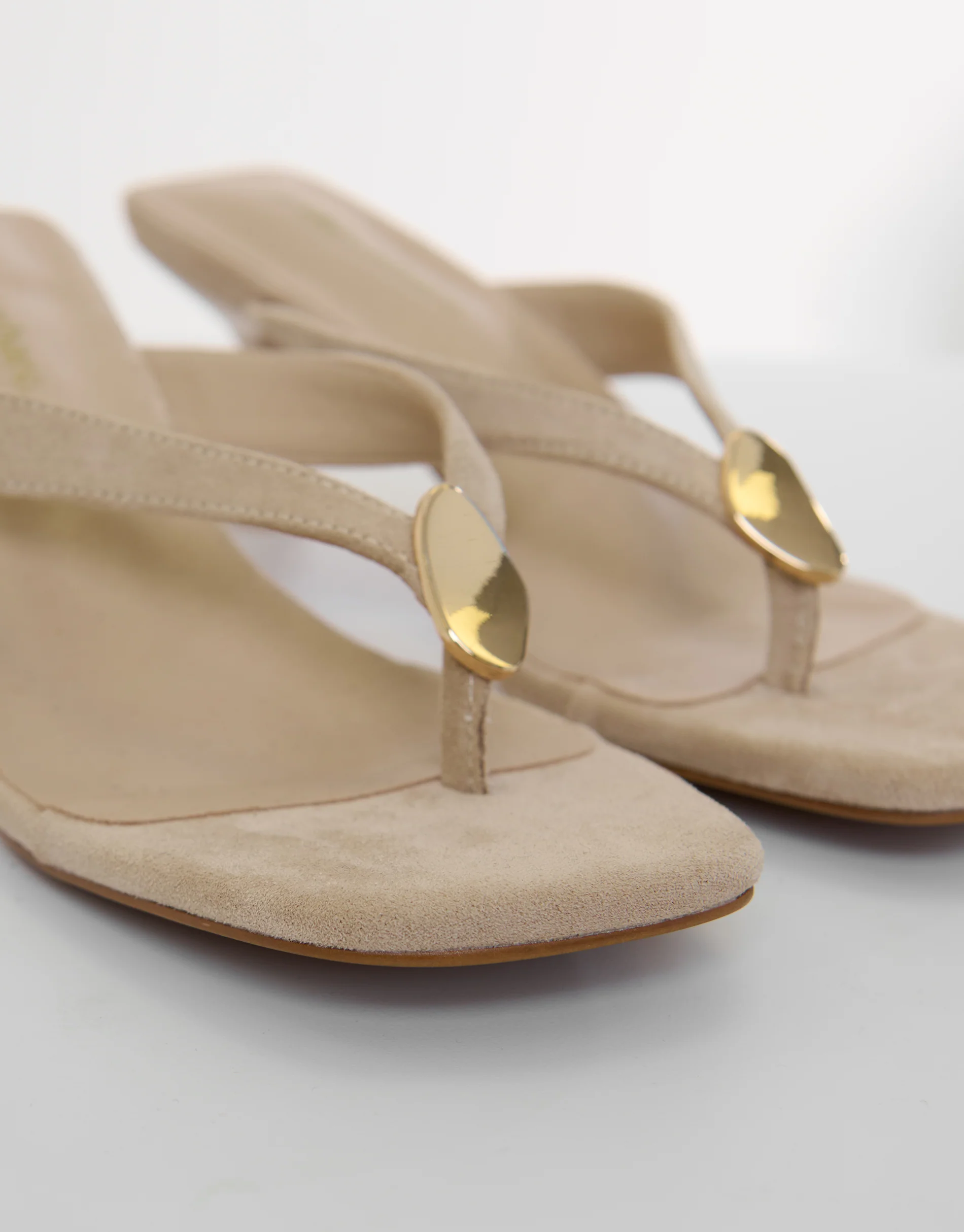 Toe Post Kitten Heels in Ecru - Image 4