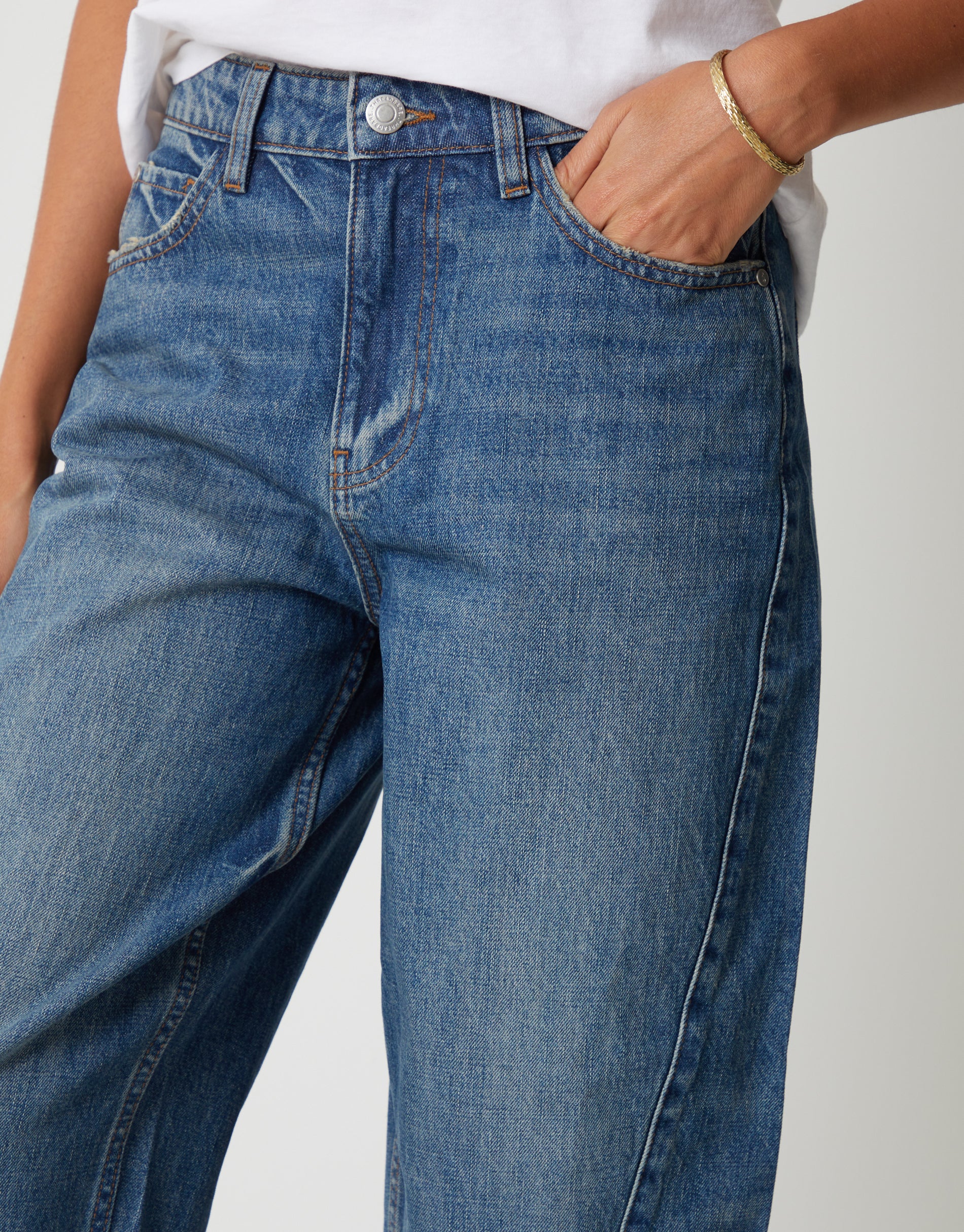 Barrel Leg Jeans in Mid Wash - Image 4