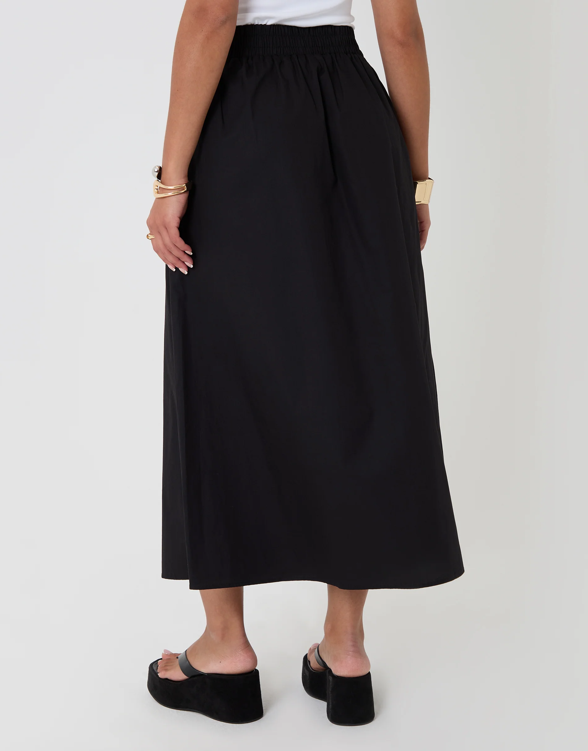 Midaxi Skirt with Pockets in Black - Image 3