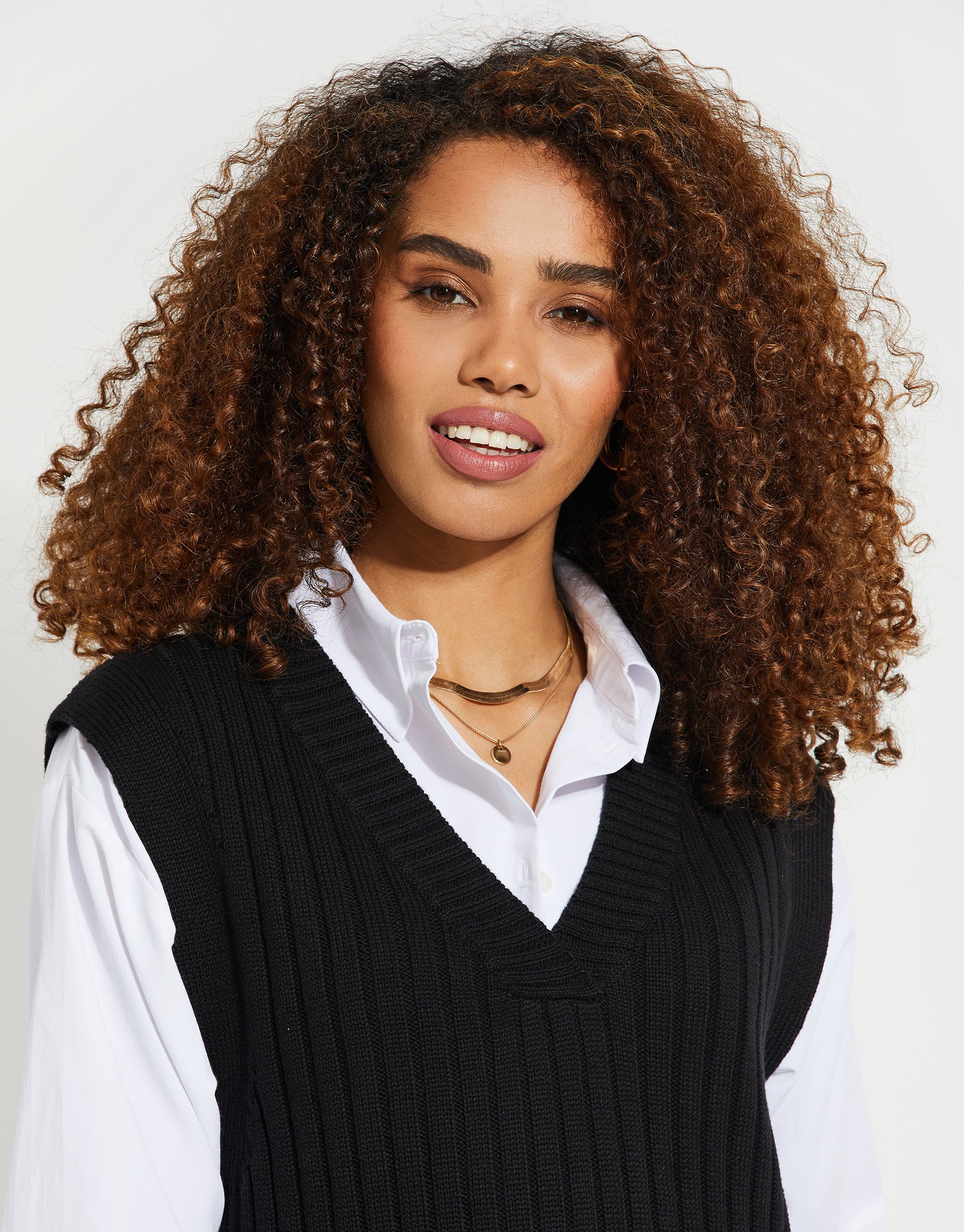 V-Neck Ribbed Knitted Sweater Vest in Black - Image 4