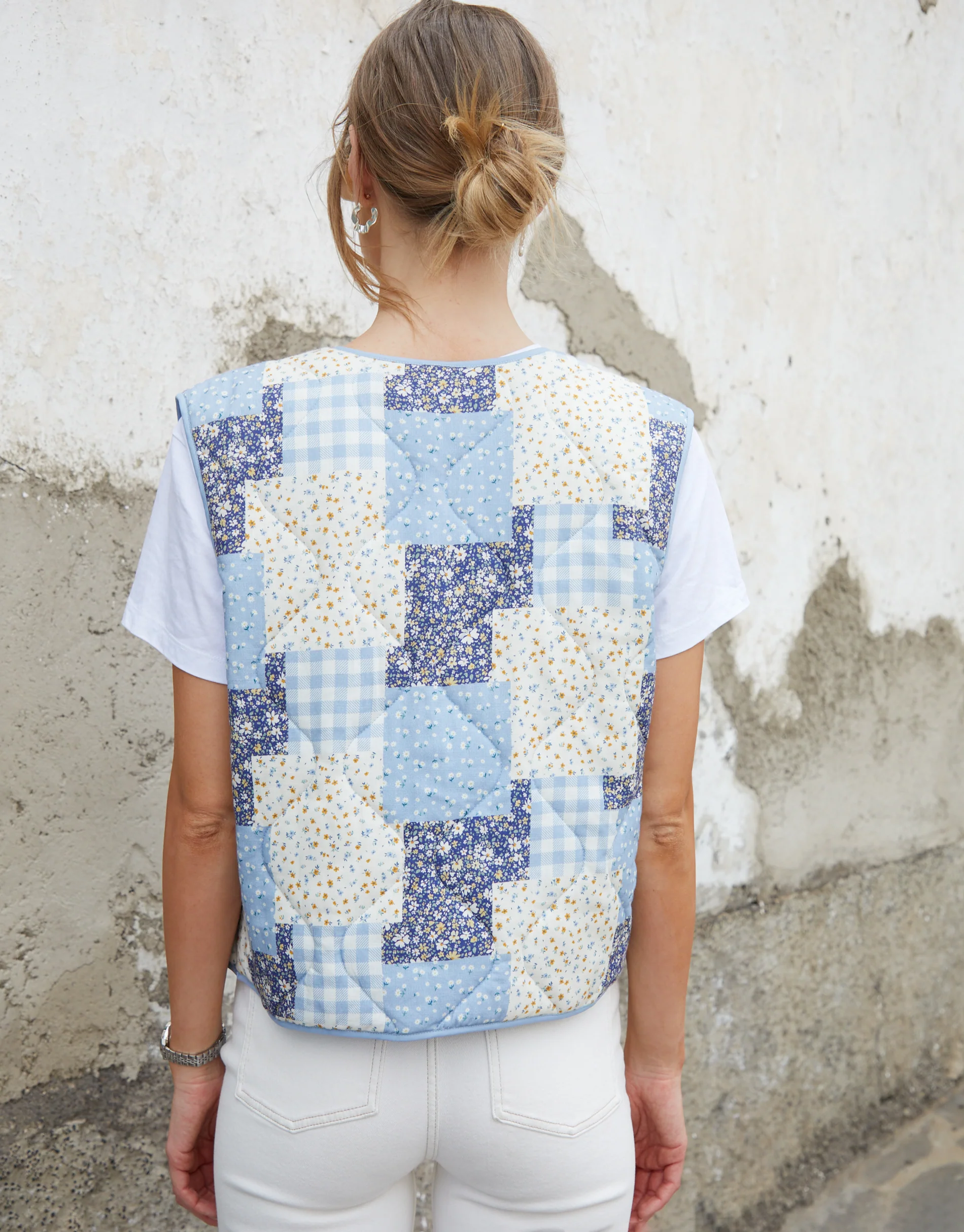 Floral Patchwork Reversible Quilted Gilet in Blue - Image 4
