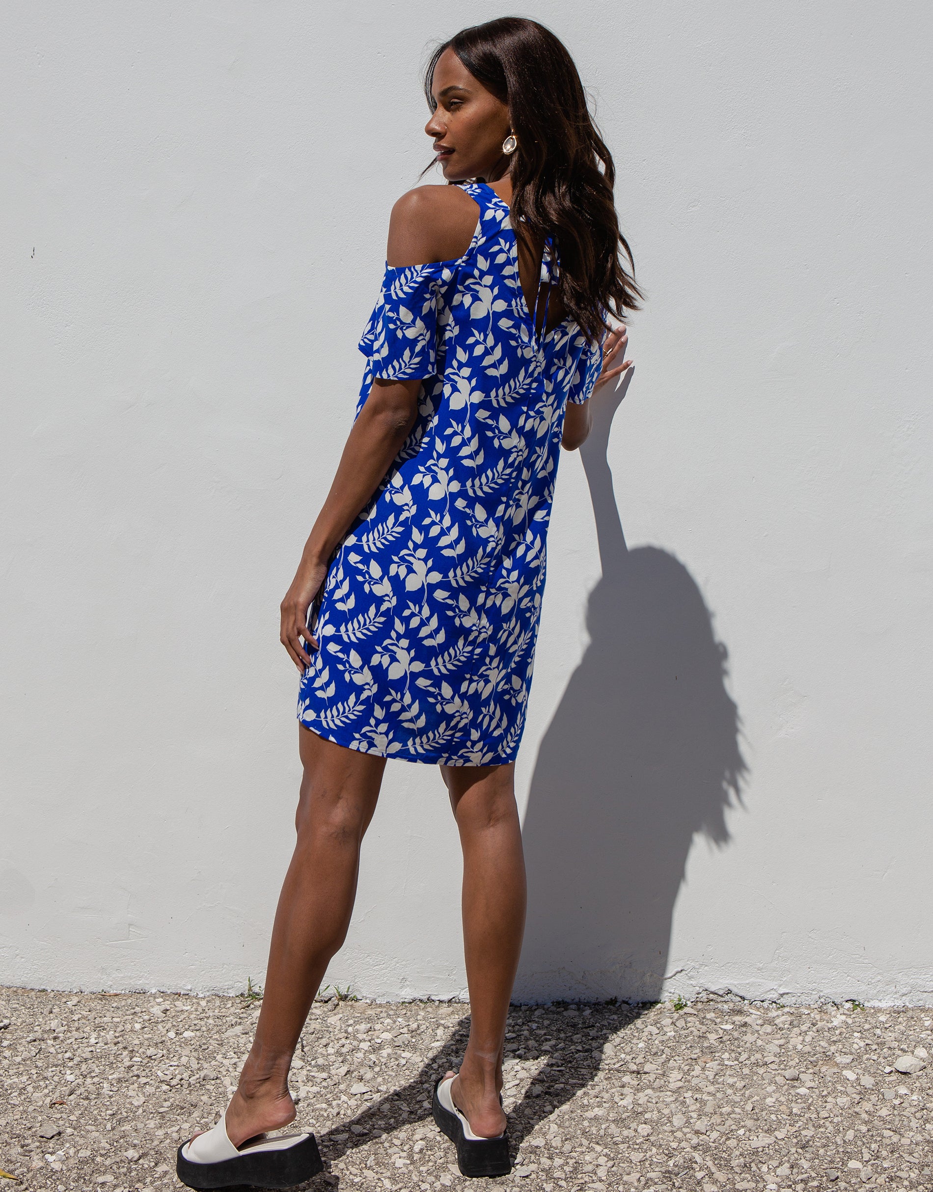 Leaf Print Cold Shoulder Shift Dress in Blue - Image 2