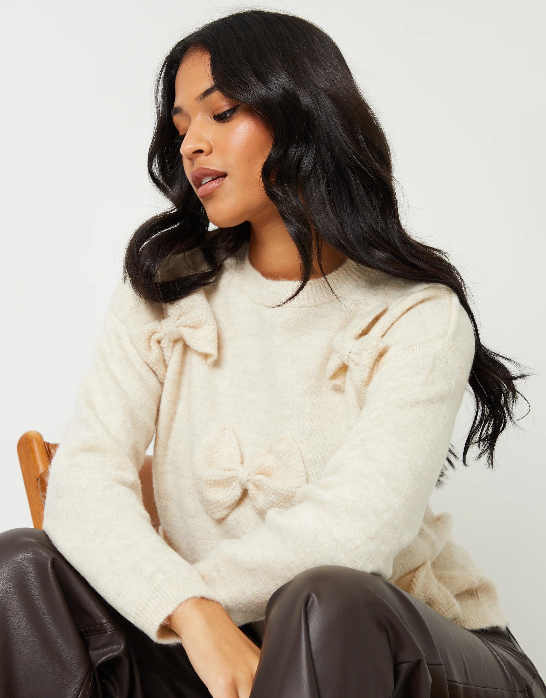 Bow Appliqué Knitted Jumper in Ecru - Image 5