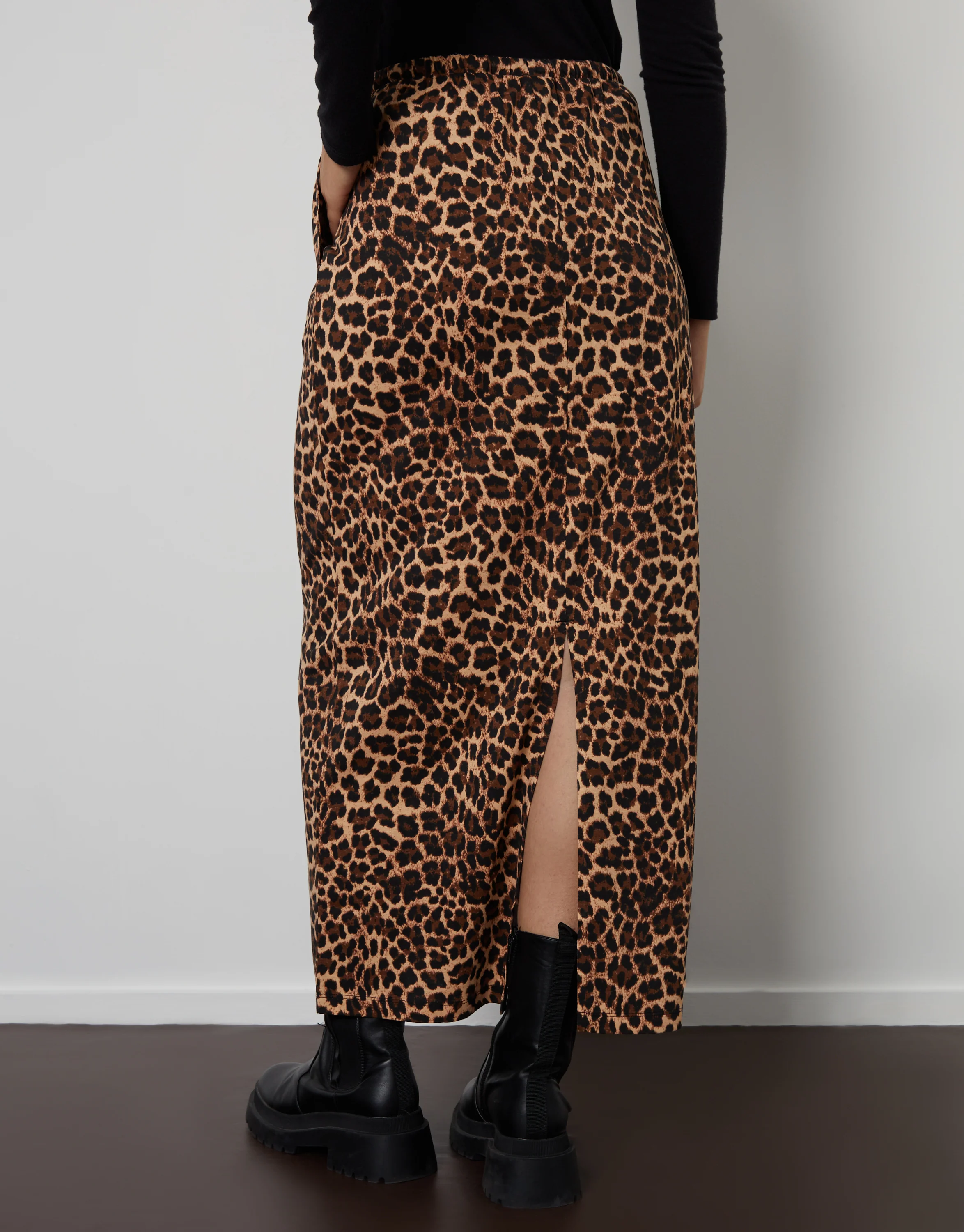 Jersey Maxi Skirt with Pockets in Leopard Print - Image 4