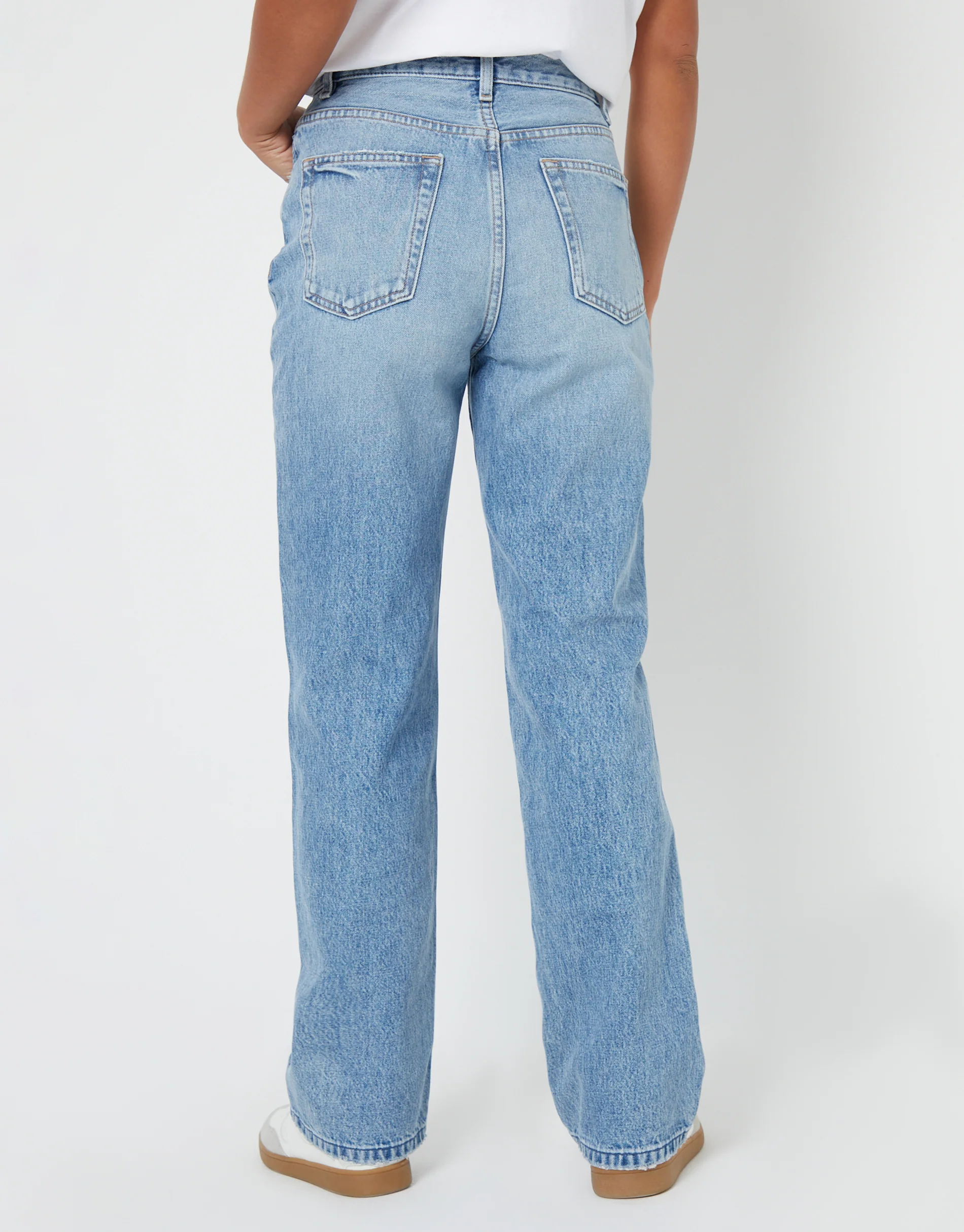 Straight Leg Wide Jeans in Light Wash - Image 3