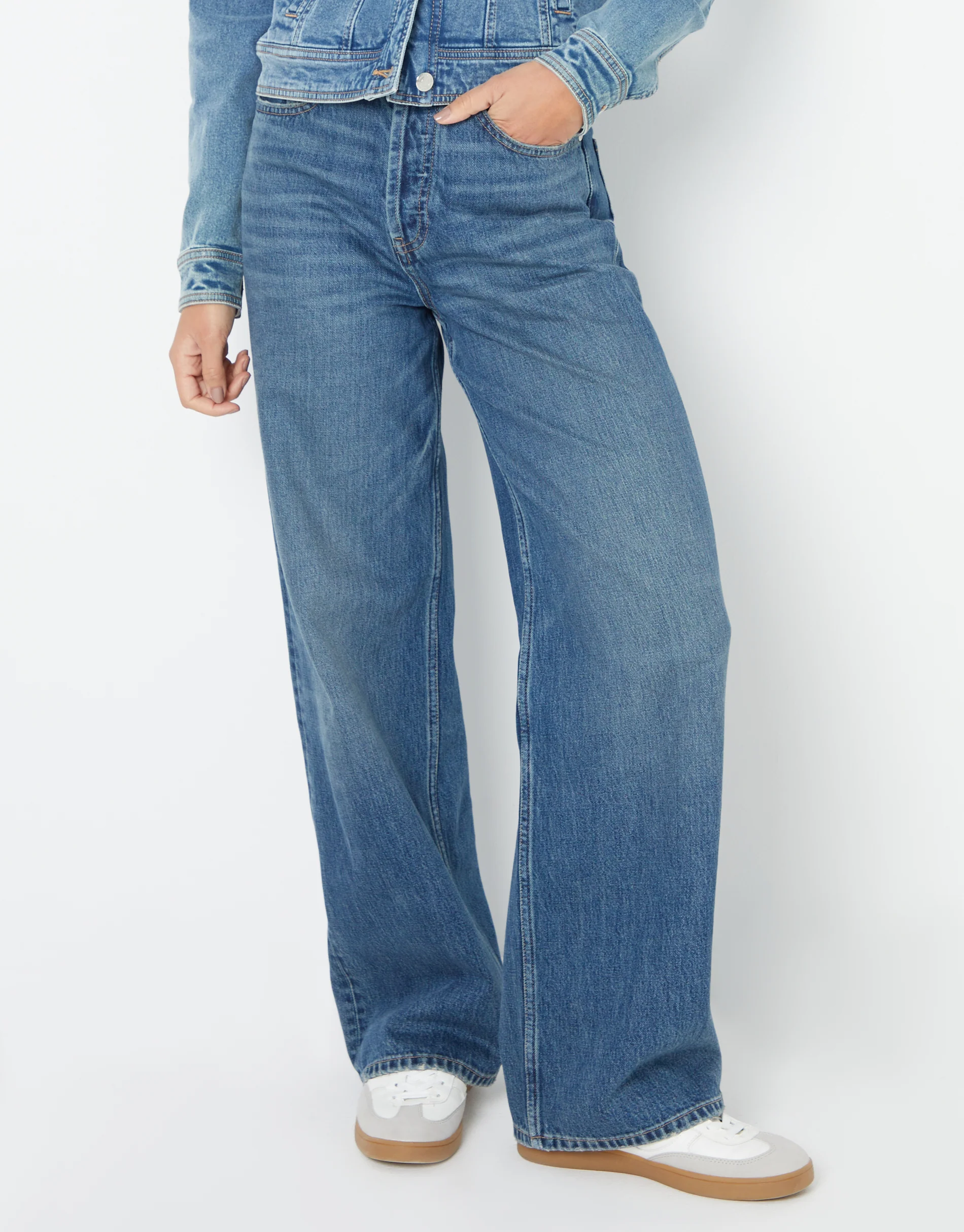 Wide Leg Baggy Jeans in Mid Wash