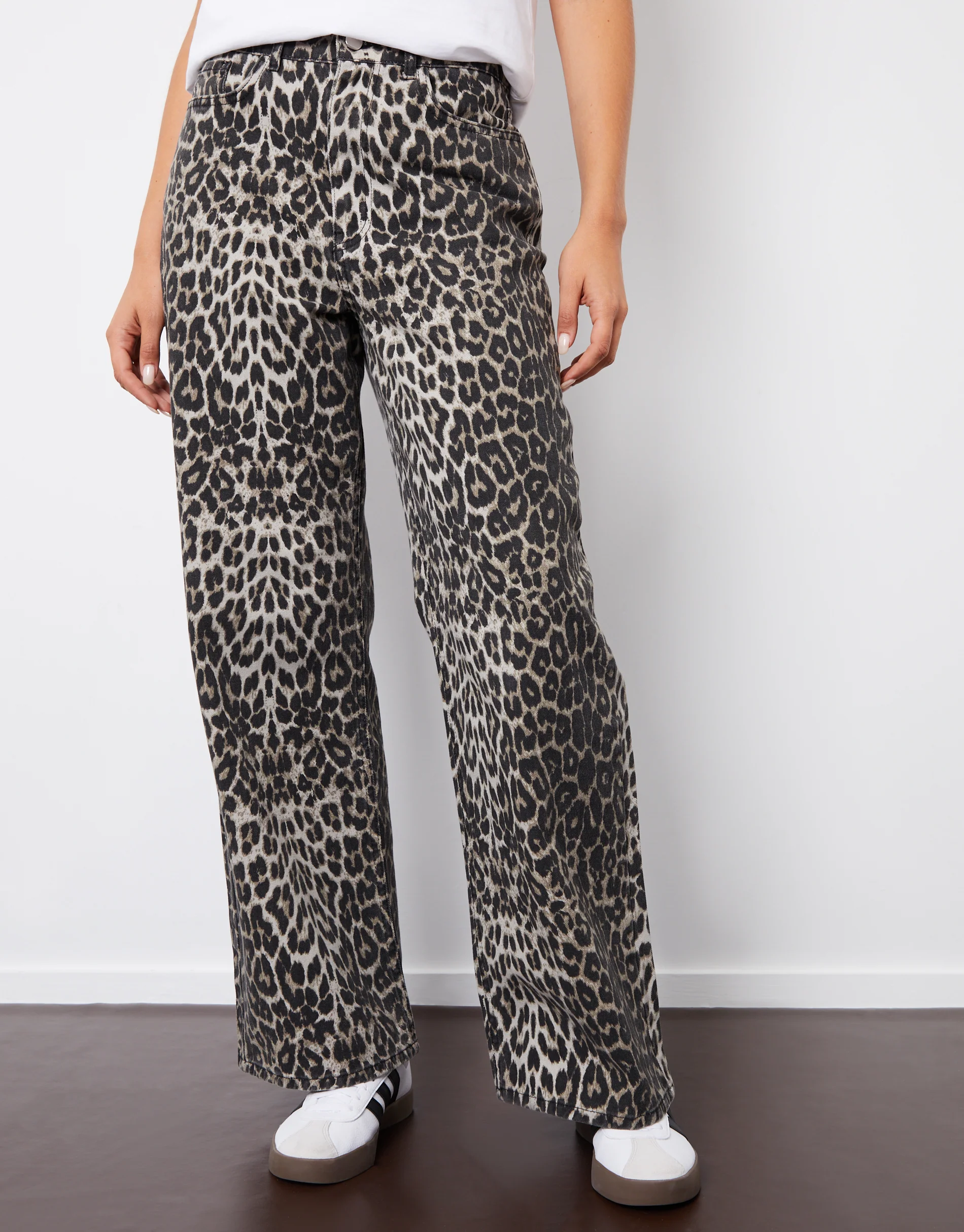 Petite Wide Leg Denim Jeans in Leopard Print - Image 4