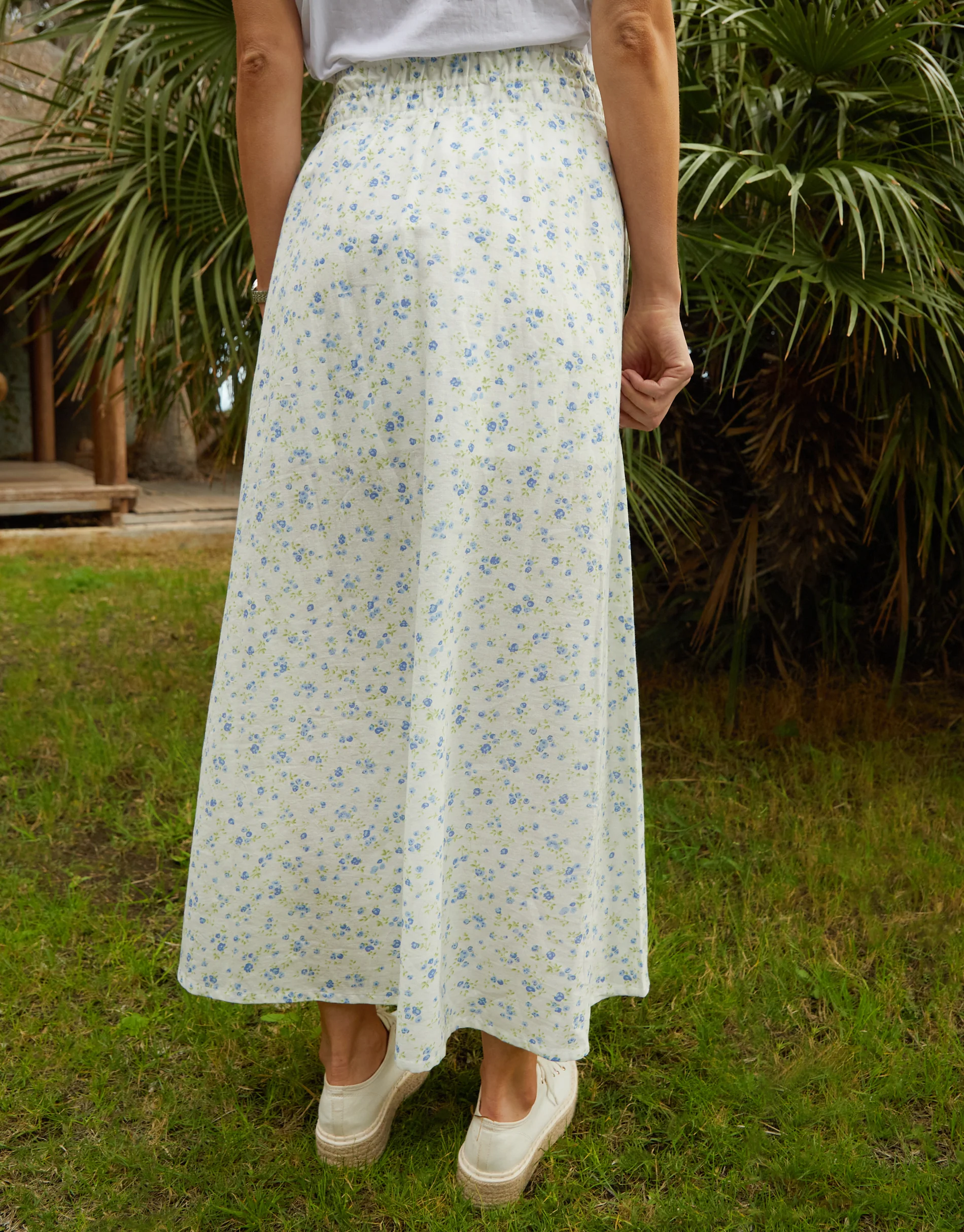 Floral Ditsy Print Shirred Pull On Linen Blend Midaxi Skirt in White - Image 3